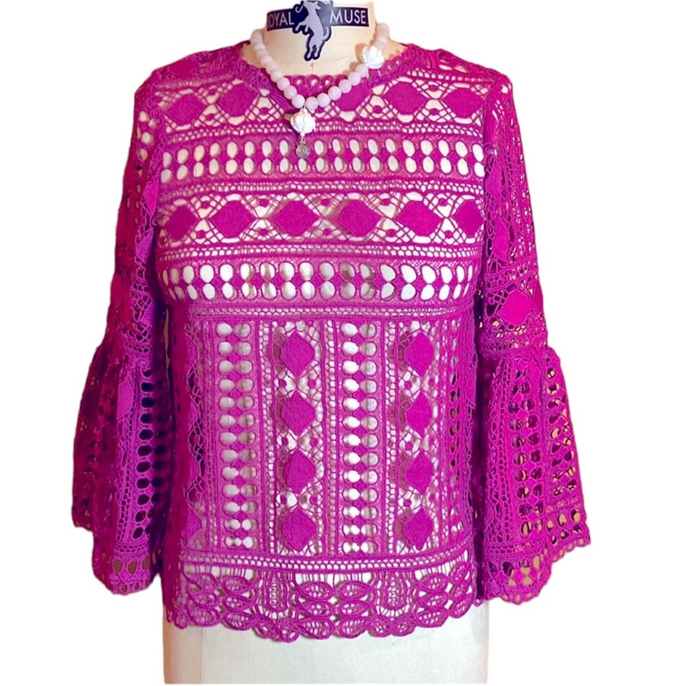 Pink Lace Top 💓 Pull Over One back Button Key Hole Sz Small fits Med & Large